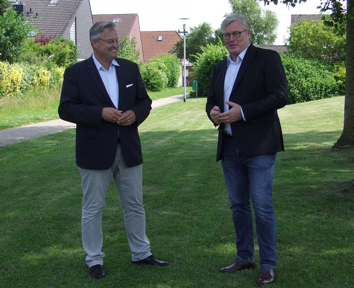 Heiko Schmelzle (li.) und Dr. Bernd Althusmann (re.) vor der Seehundstation in Norddeich.  Foto: CDU Norden.